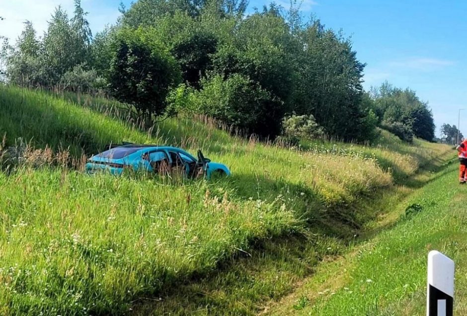 Avarija „Via Baltica“ kelyje: „Porsche“ automobilyje – trys girti vyrai, kas vairavo – neaišku