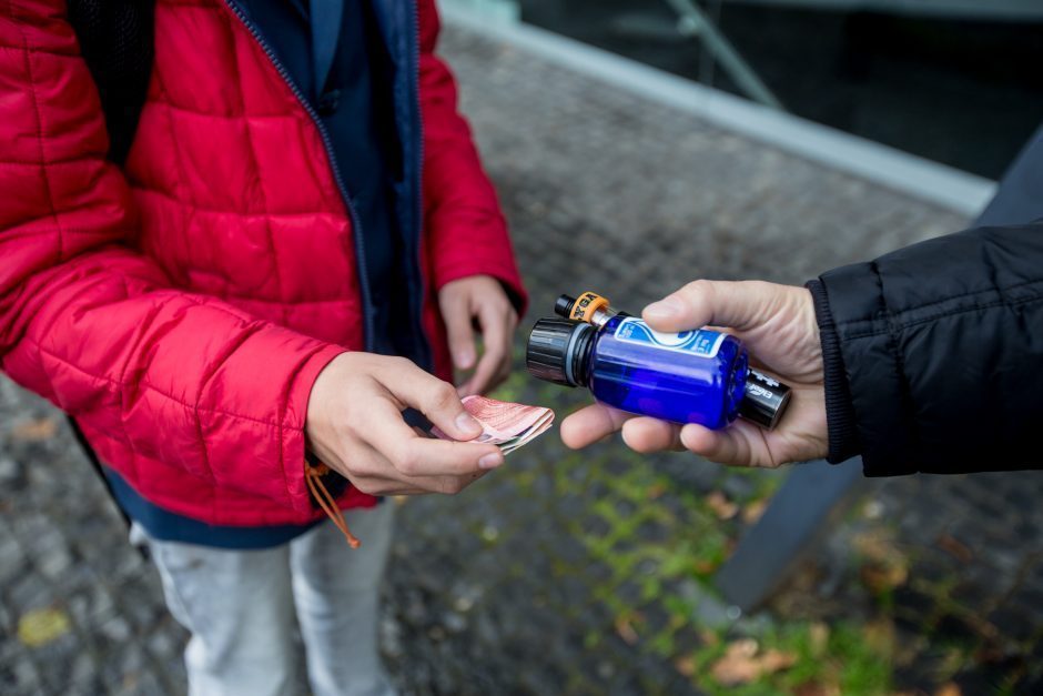 20-metį ir nepilnametį įklampino narkotikai: lemtingu tapo susitikimas laiptinėje