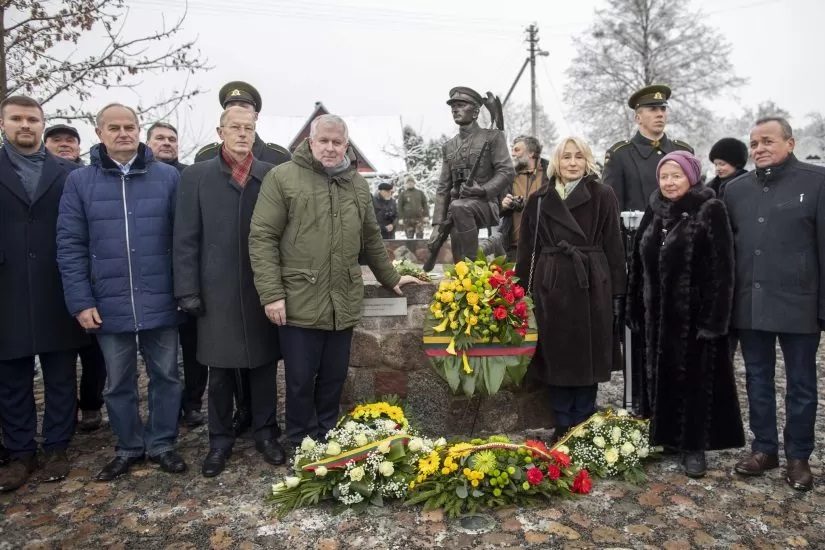 Merkinėje atidengta Lietuvos partizanų vado Adolfo Ramanausko-Vanago skulptūra