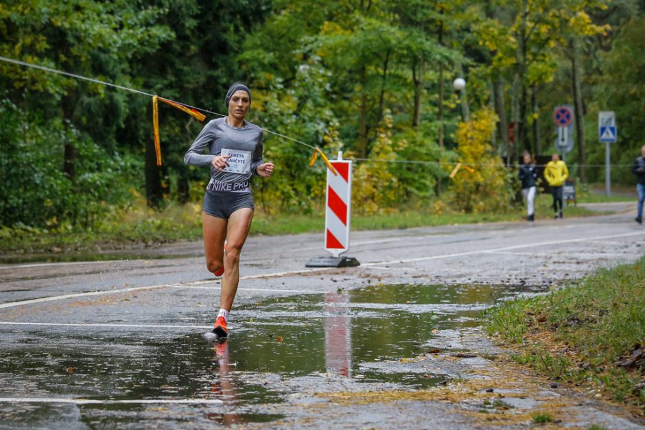 Susigrūmęs su pajūrio vėju bėgime „Gintarinė jūrmylė“ triumfavo R. Kančys