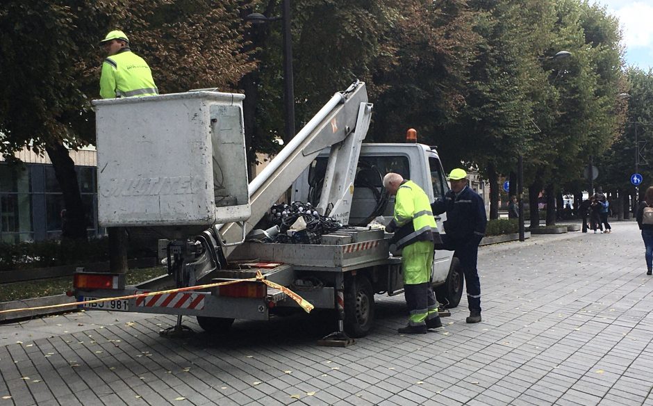 Gyventojai stebisi: kol visi taupo elektrą, Kauno gatvėse dega kalėdinės dekoracijos