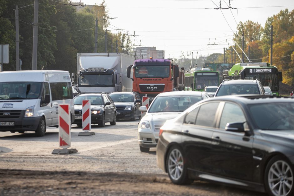 Kauniečiai pavasarį sutinka spūstyse: jose stringa valandą ir daugiau