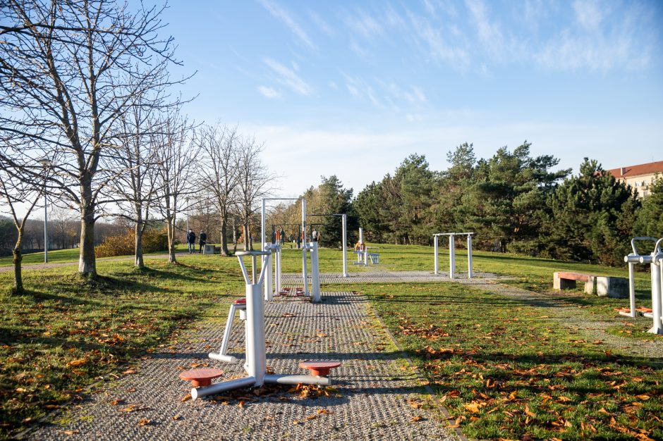 Kauniečiai nevirkauja dėl suvaržymų – treniruoklius mina parkuose