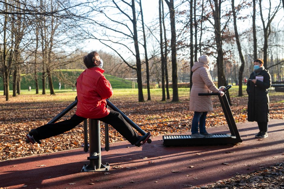 Kauniečiai nevirkauja dėl suvaržymų – treniruoklius mina parkuose