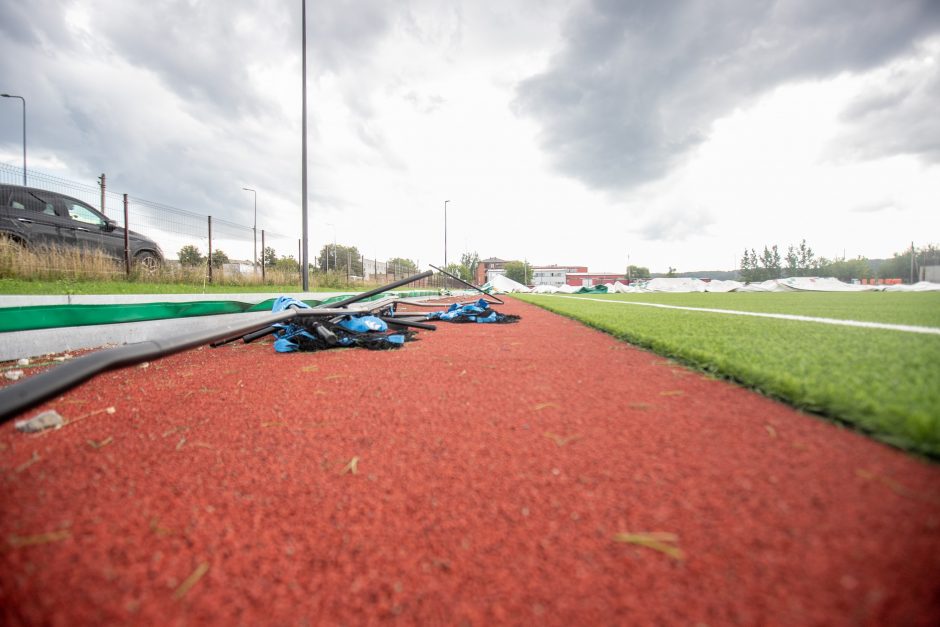 Futbolo maniežą sunaikino ne vėjas?