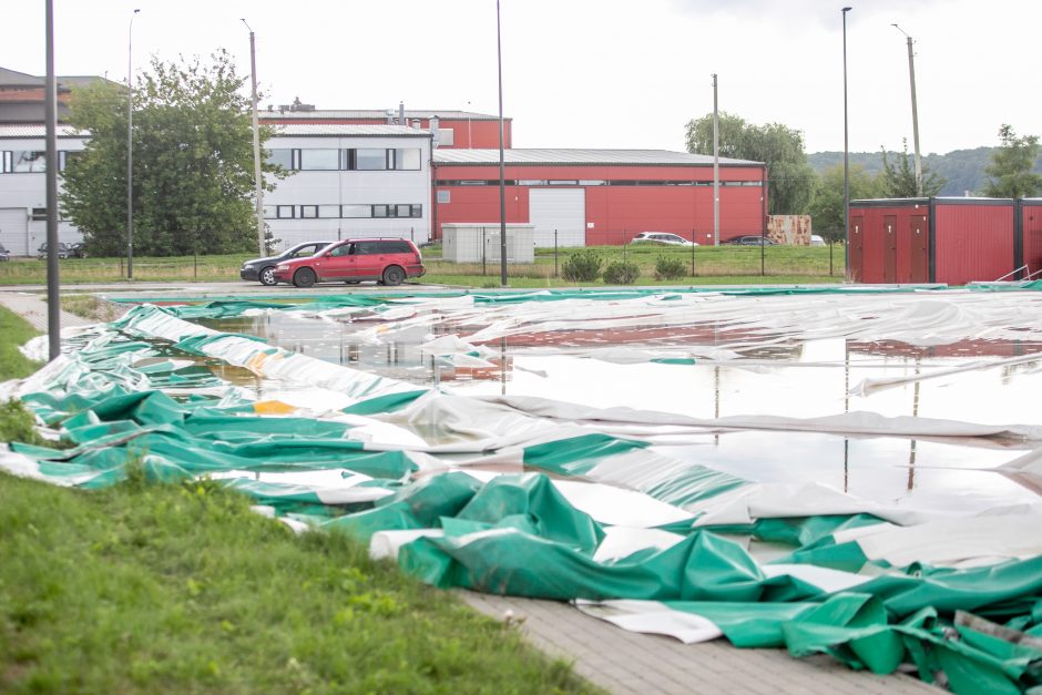 Futbolo maniežą sunaikino ne vėjas?