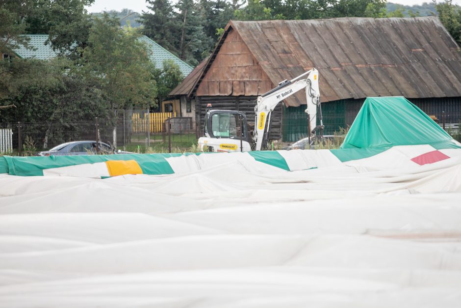 Futbolo maniežą sunaikino ne vėjas?