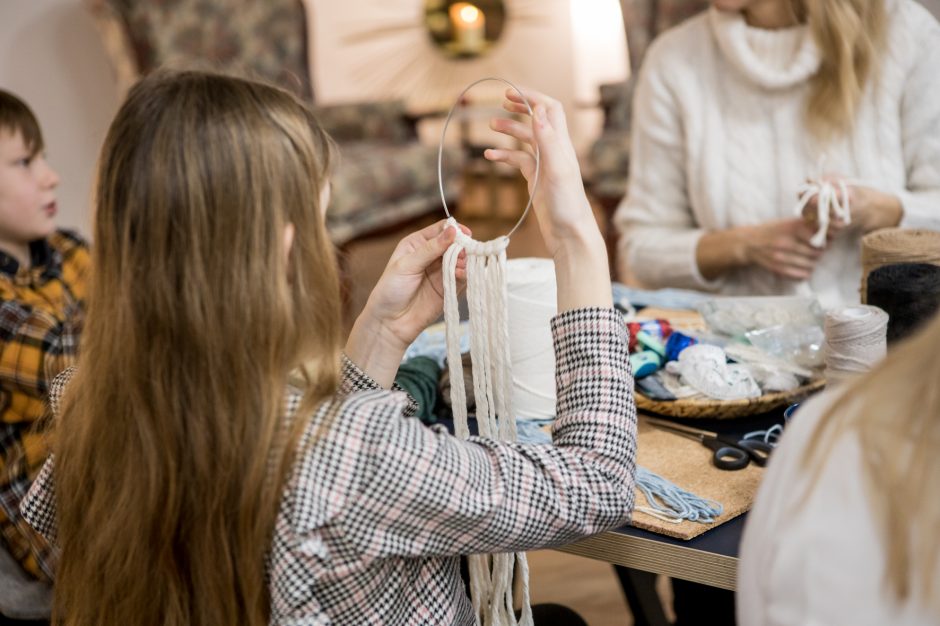 Į dirbtuves miestiečius atviliojo noras sukurti mažą Kalėdų stebuklą: iš mazgų pynė angelus