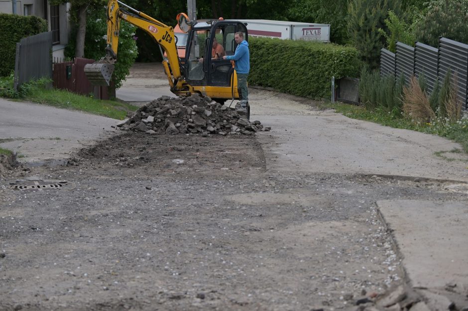 Gyventojų kantrybė trūko: pažiūrėkite į gatvės kraštus, viskas toliau byra!