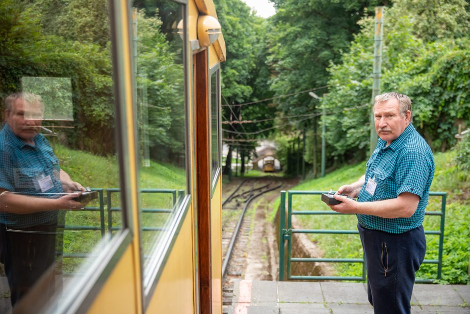 Vandalai neaplenkė paveldinio Žaliakalnio funikulieriaus: įsilaužė, išdaužė ir bandė pasivažinėti