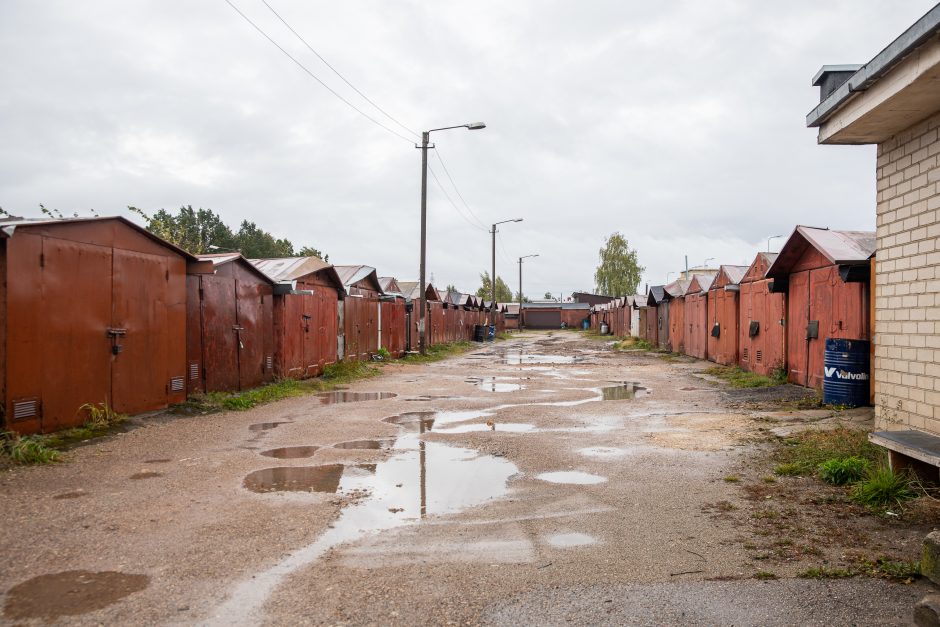 Konfliktas: ant svetimo sklypo – garažų masyvas