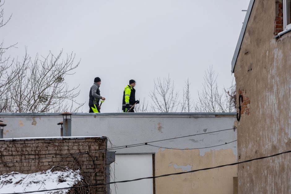 Kauno centre užfiksuotas neatsakingas darbininkų elgesys: ant stogo – be šalmų, apsaugos diržų