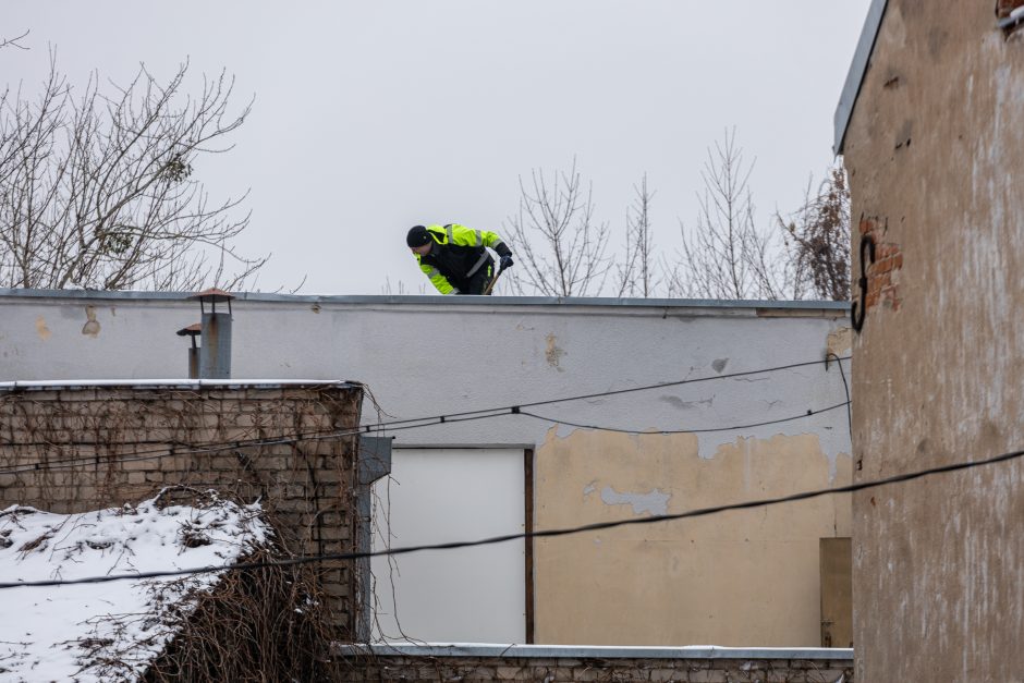 Kauno centre užfiksuotas neatsakingas darbininkų elgesys: ant stogo – be šalmų, apsaugos diržų