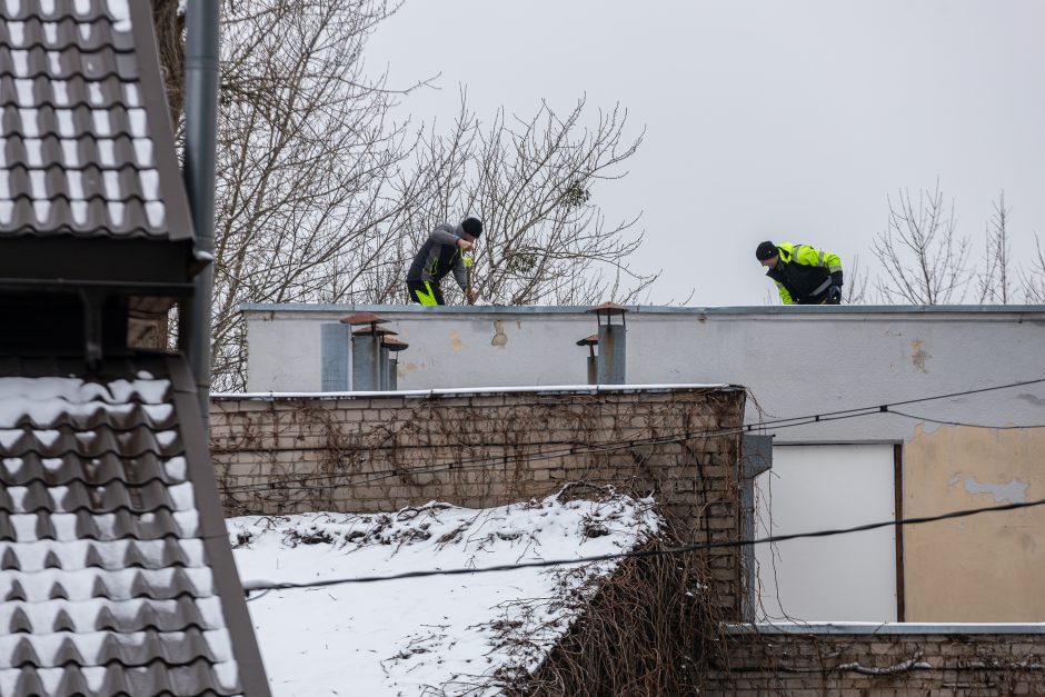 Kauno centre užfiksuotas neatsakingas darbininkų elgesys: ant stogo – be šalmų, apsaugos diržų