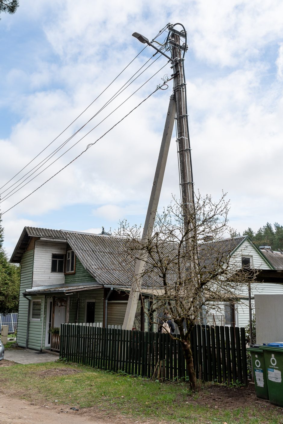 Absurdas: ESO užtvėrė įvažą į sklypą