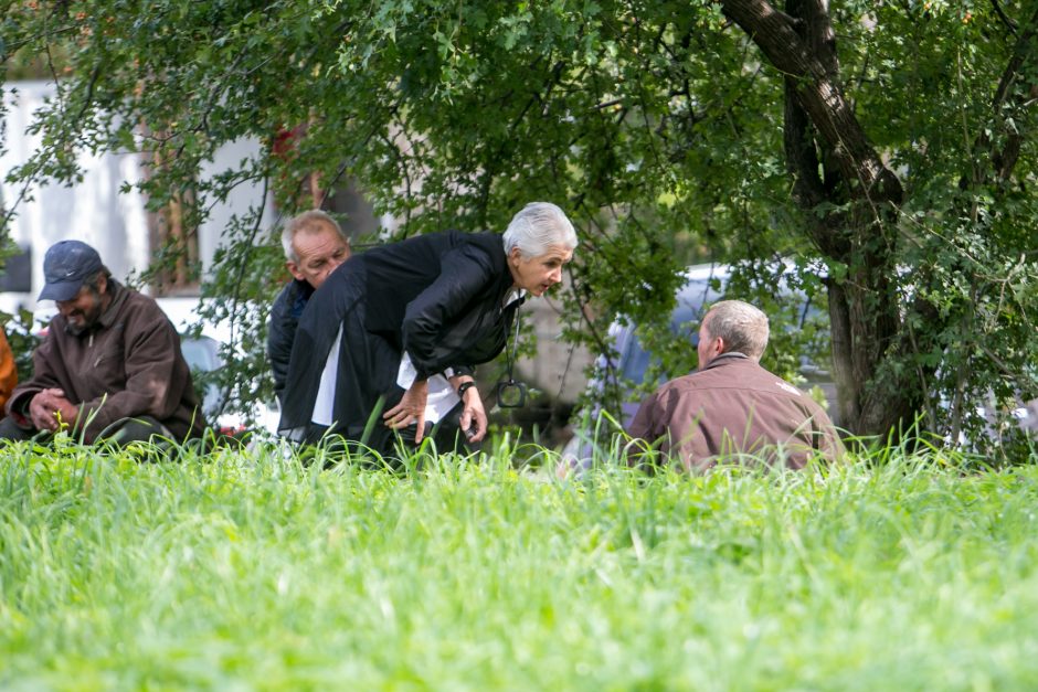 Benamių viešbutis po krūmais: vieni nori būti pakrikštyti, kiti – numirti