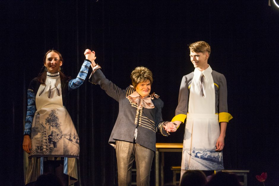 Priminimas teatro kalba: turime priedermę būti laimingi