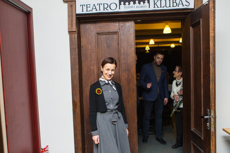 Priminimas teatro kalba: turime priedermę būti laimingi