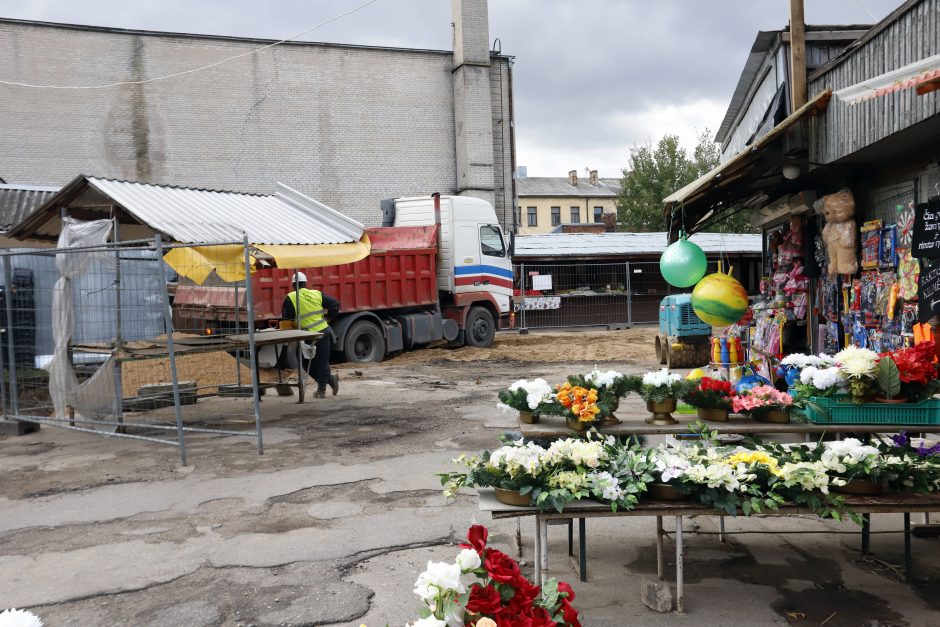 Prekeivius į neviltį varo išraustas Stoties turgus – krito ir pelnas