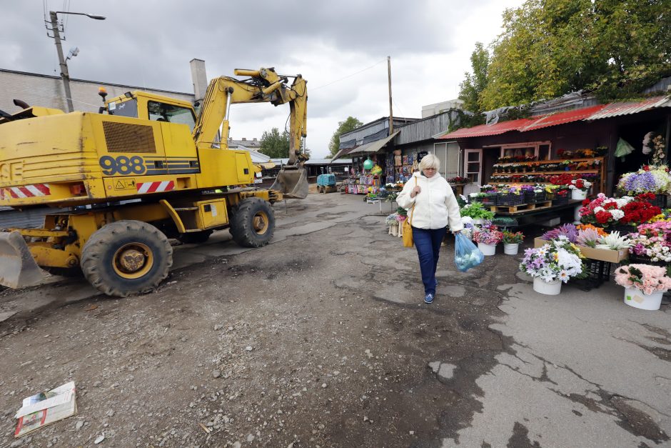 Prekeivius į neviltį varo išraustas Stoties turgus – krito ir pelnas