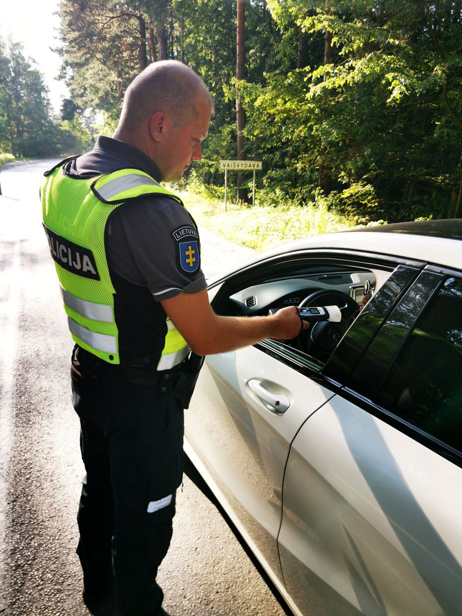 Reidai Kaune ir rajone: daug girtų vairuotojų, baudą mokės ir sėdęs prie mopedo vairo