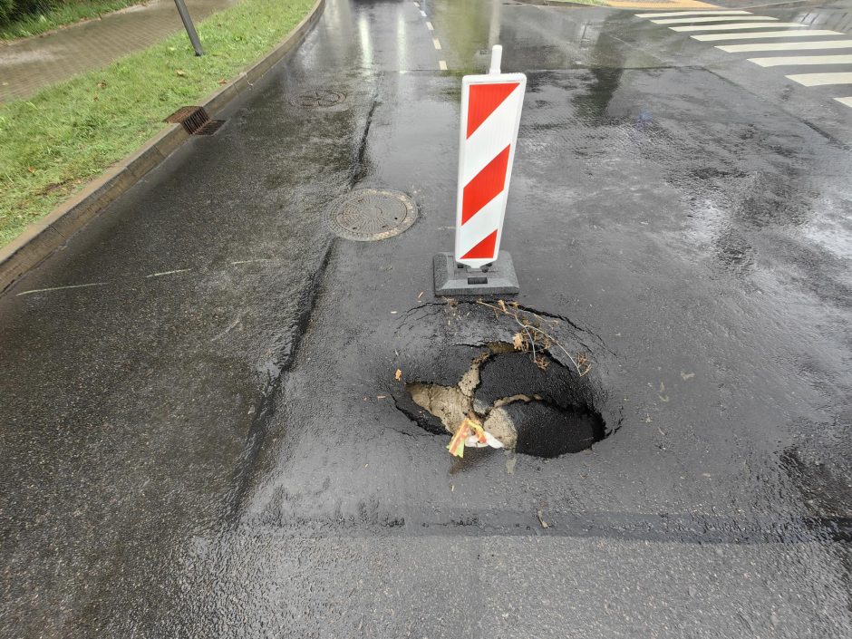 Vaizdas po kapitalinio gatvės remonto: ties sankryža vėl atsivėrė smegduobė