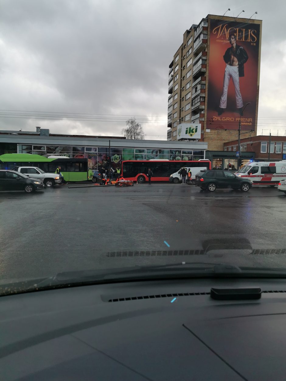 Nelaimė Savanorių prospekte: tikrasis kelininkų sužalojimo kaltininkas iš įvykio vietos pabėgo?