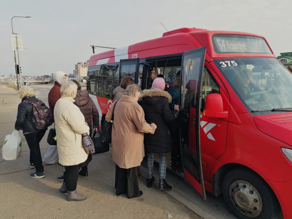 Viešojo transporto grimasos: keleiviai sugrūsti kaip silkės