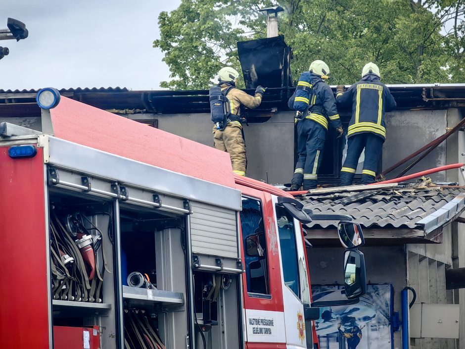 Šilainiuose užsidegė autoservisas