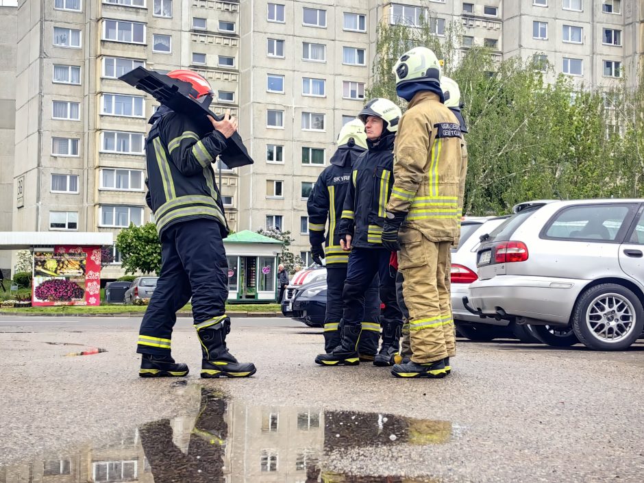 Šilainiuose užsidegė autoservisas