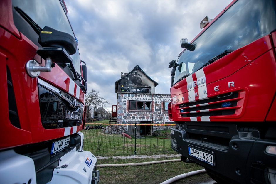 Ringauduose – sprogimas ir didžiulis gaisras: nukentėjo namo šeimininkas