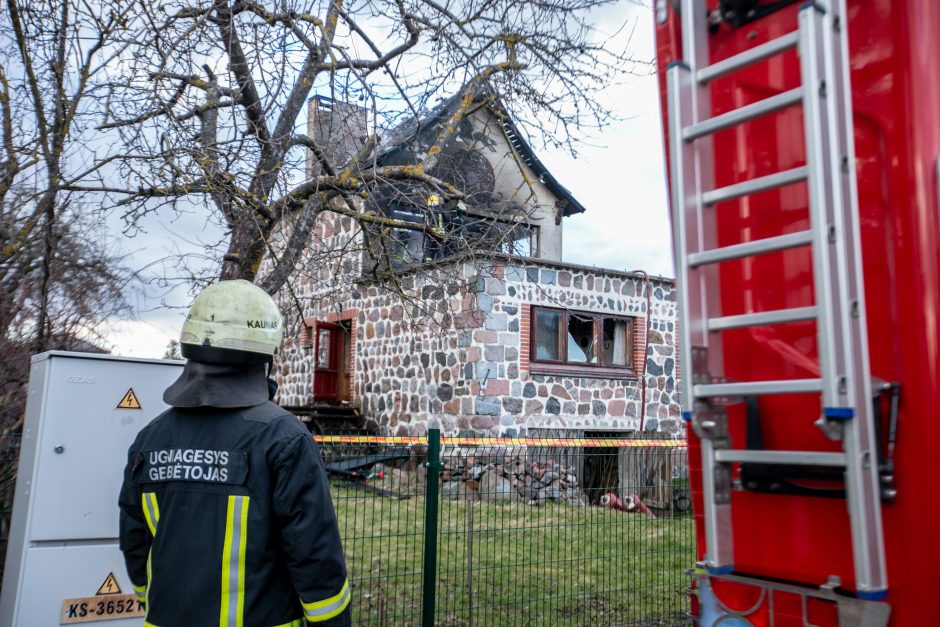 Ringauduose – sprogimas ir didžiulis gaisras: nukentėjo namo šeimininkas