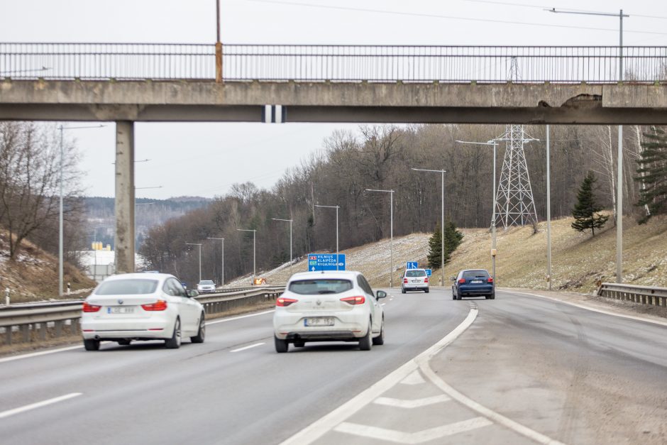 Šokas kelyje: iš važiuojančio sunkiasvorio automobilio ėmė kristi trinkelės