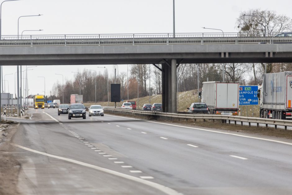 Šokas kelyje: iš važiuojančio sunkiasvorio automobilio ėmė kristi trinkelės