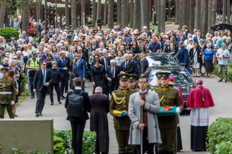 Kaune amžinojo poilsio atgulė A. Adamkienė: ji dovana nuo Dievo mums