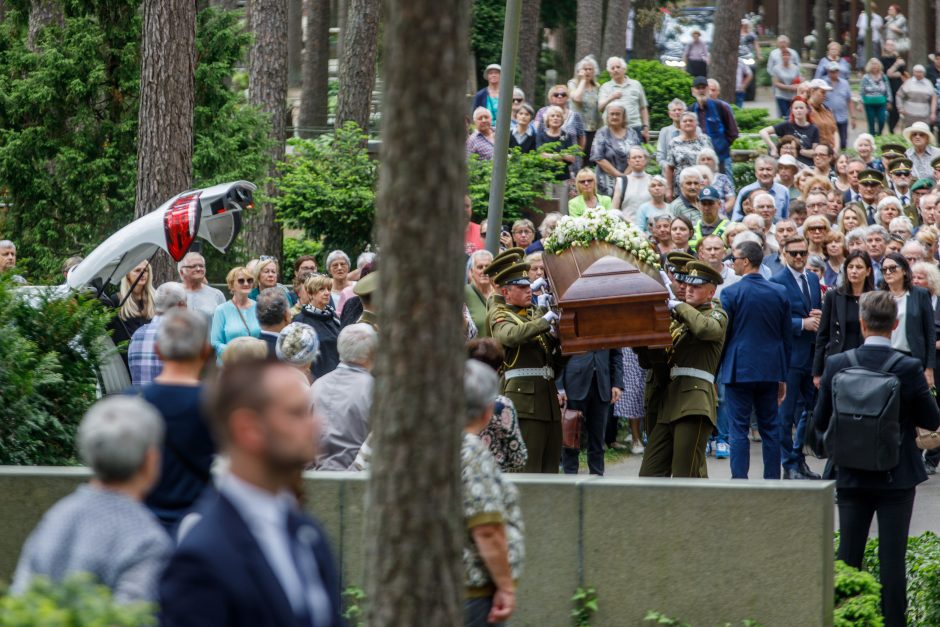 Kaune amžinojo poilsio atgulė A. Adamkienė: ji dovana nuo Dievo mums