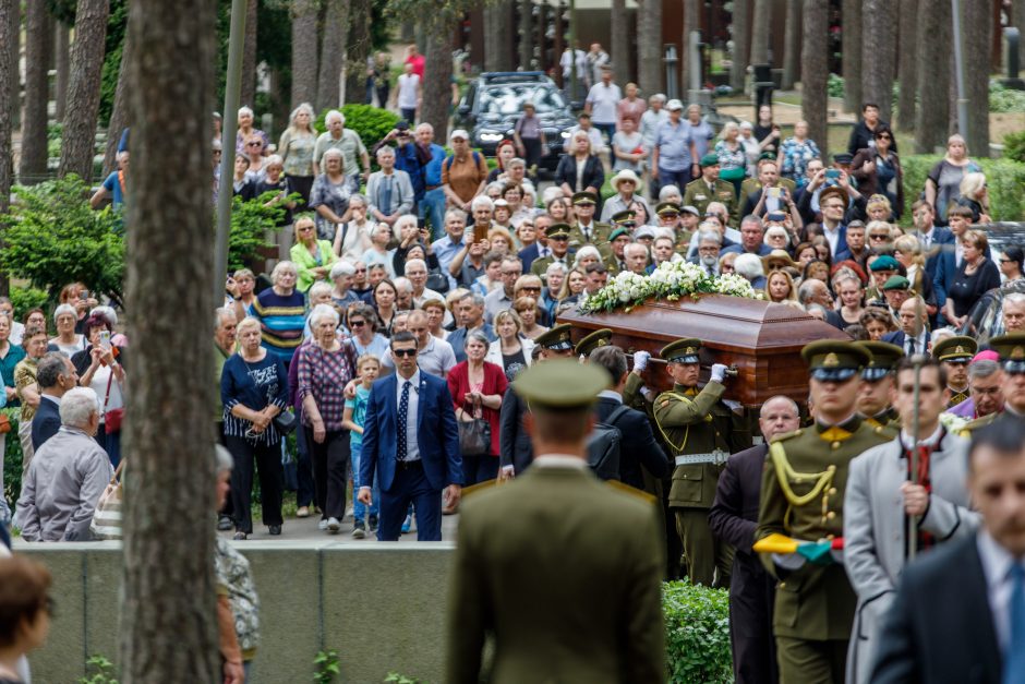 Kaune amžinojo poilsio atgulė A. Adamkienė: ji dovana nuo Dievo mums