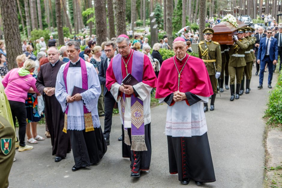 Kaune amžinojo poilsio atgulė A. Adamkienė: ji dovana nuo Dievo mums