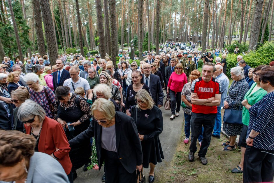 Kaune amžinojo poilsio atgulė A. Adamkienė: ji dovana nuo Dievo mums