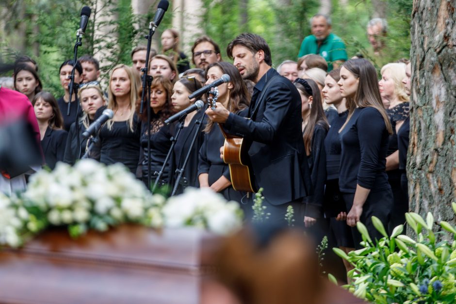 Kaune amžinojo poilsio atgulė A. Adamkienė: ji dovana nuo Dievo mums