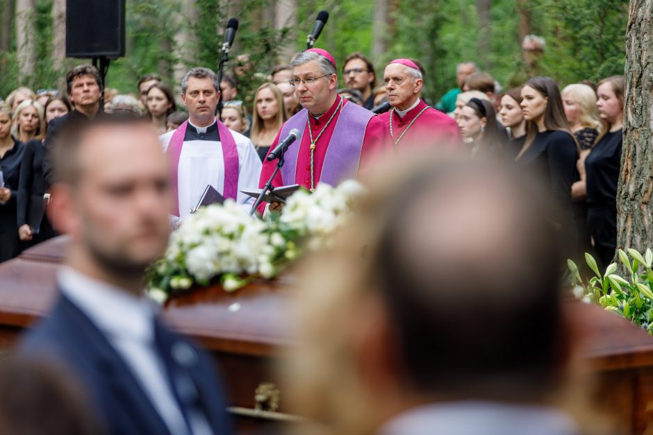 Kaune amžinojo poilsio atgulė A. Adamkienė: ji dovana nuo Dievo mums