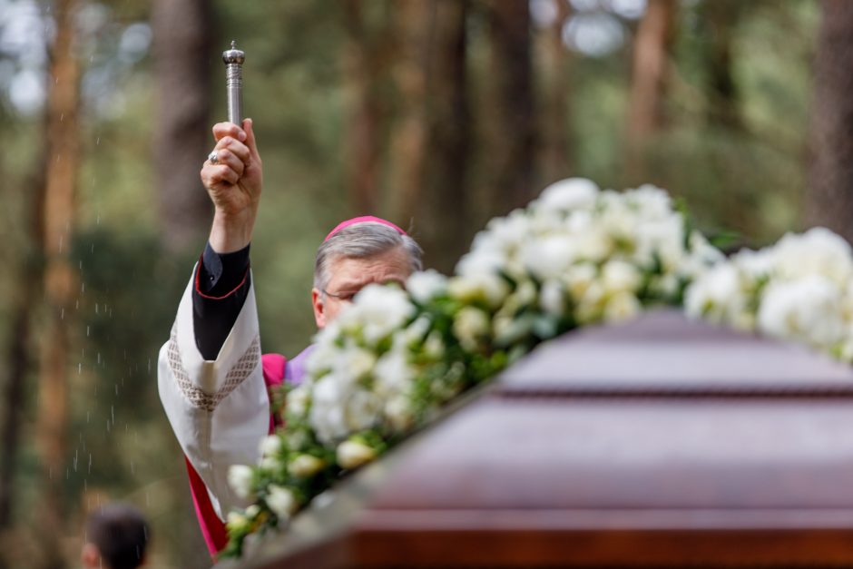 Kaune amžinojo poilsio atgulė A. Adamkienė: ji dovana nuo Dievo mums