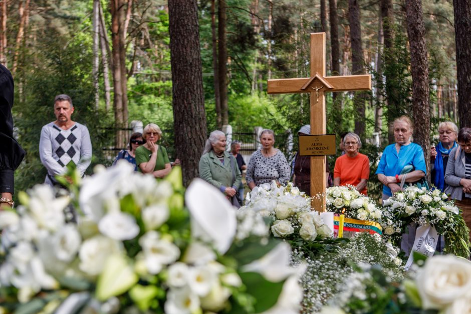 Kaune amžinojo poilsio atgulė A. Adamkienė: ji dovana nuo Dievo mums