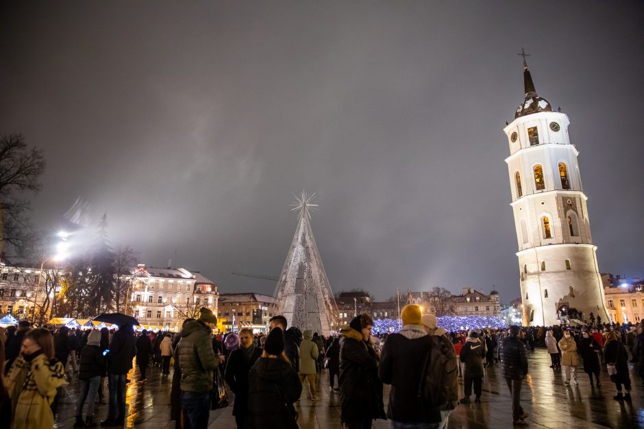 Vilniečiai nepaisė prašymo eglės įžiebimą stebėti namuose: minios suplūdo į Katedros aikštę