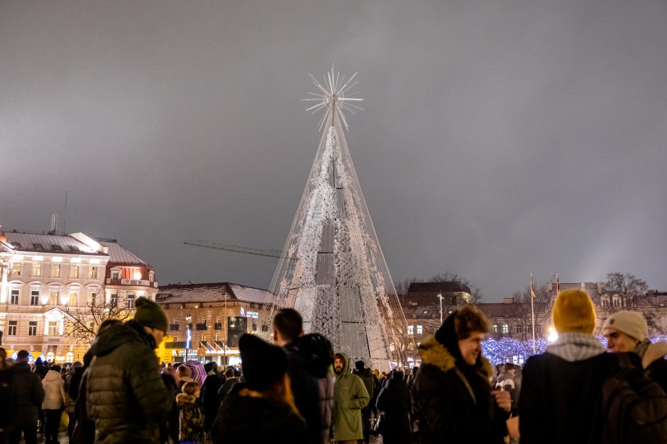 Vilniečiai nepaisė prašymo eglės įžiebimą stebėti namuose: minios suplūdo į Katedros aikštę