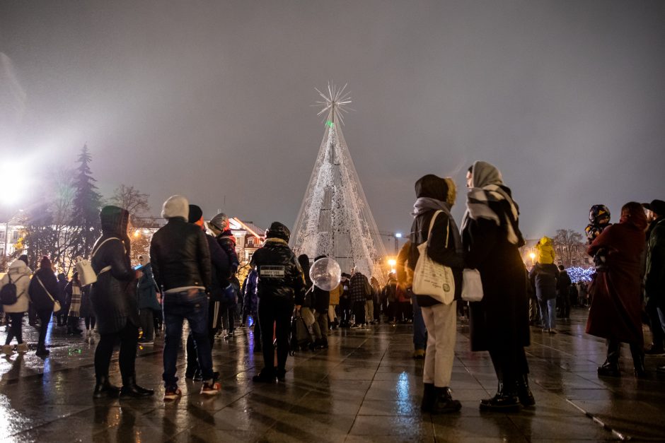 Vilniečiai nepaisė prašymo eglės įžiebimą stebėti namuose: minios suplūdo į Katedros aikštę