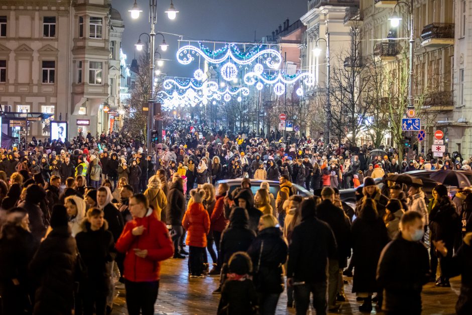 Vilniečiai nepaisė prašymo eglės įžiebimą stebėti namuose: minios suplūdo į Katedros aikštę