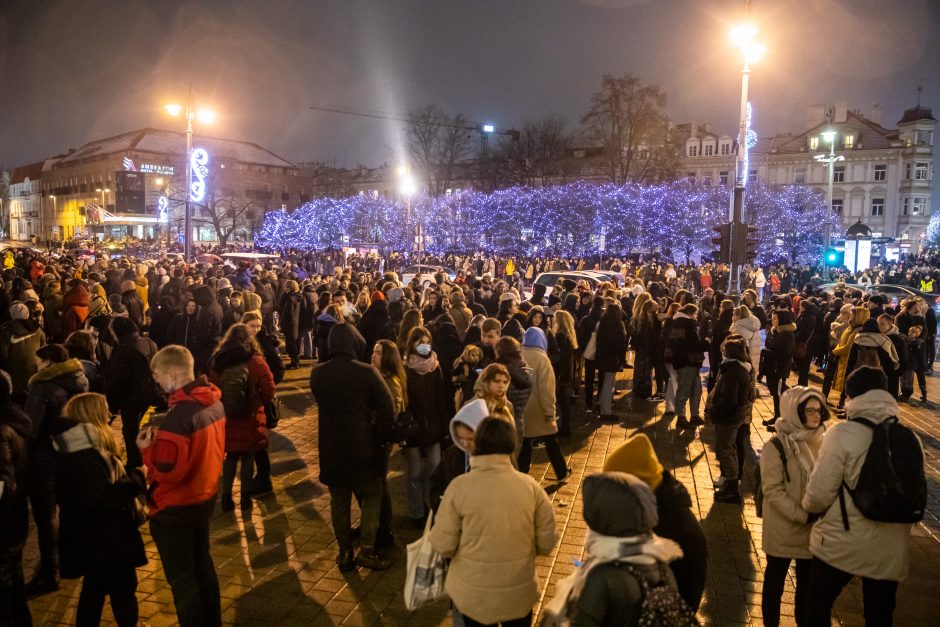 Vilniečiai nepaisė prašymo eglės įžiebimą stebėti namuose: minios suplūdo į Katedros aikštę