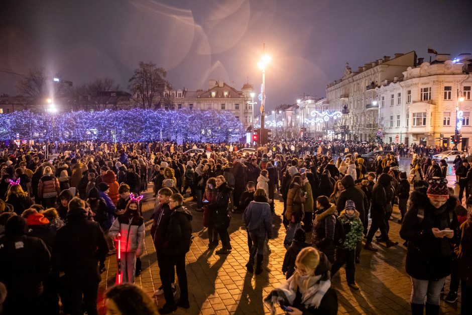 Vilniečiai nepaisė prašymo eglės įžiebimą stebėti namuose: minios suplūdo į Katedros aikštę