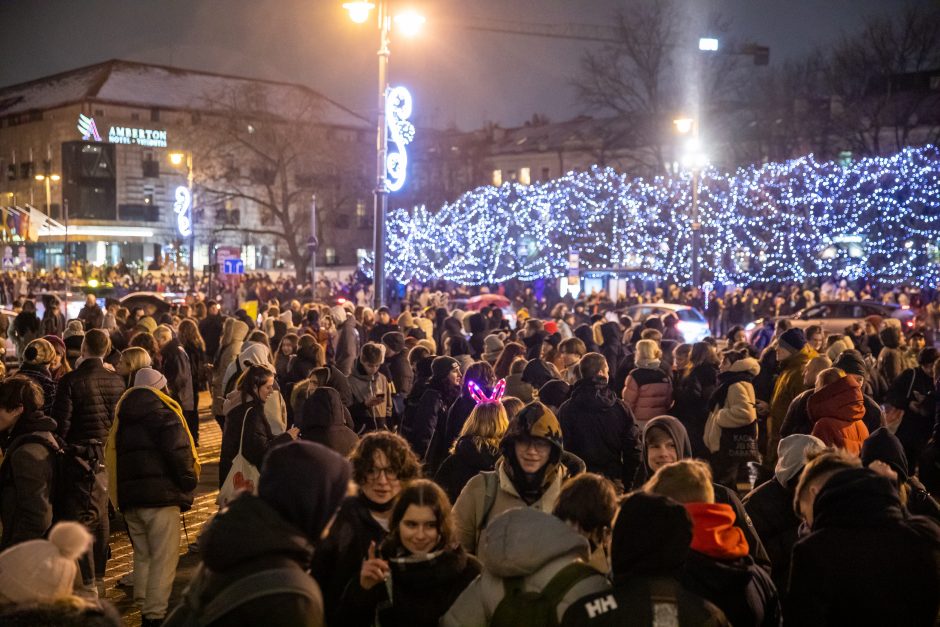 Vilniečiai nepaisė prašymo eglės įžiebimą stebėti namuose: minios suplūdo į Katedros aikštę